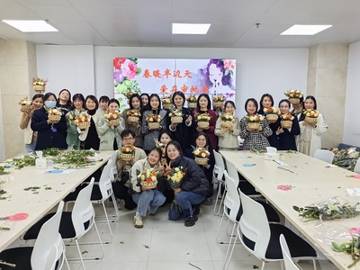 天心區(qū)行政審批服務(wù)局舉辦“春暖半邊天，愛在審批局”職工花藝沙龍，以花為媒凝聚團(tuán)隊(duì)力量